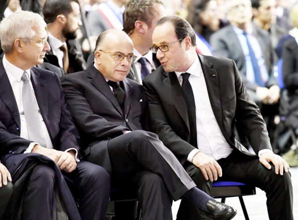 卸任总理卡兹纳夫(中)与卸任总统奥朗德(右)(Getty Images) 卸任总理卡兹纳夫(中)与卸任总统奥朗德(右)(Getty Images)