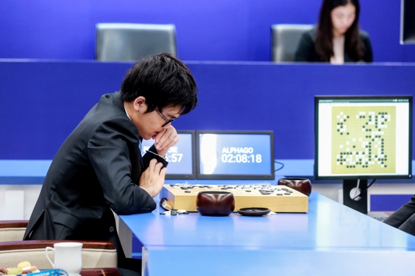 柯洁三局落败后,谷歌人工智慧系统AlphaGo将退役。(Getty Images) 柯洁三局落败后,谷歌人工智慧系统AlphaGo将退役。(Getty Images)