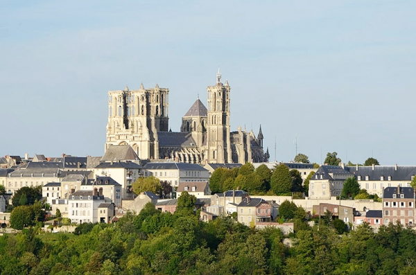 从远处眺望拉昂古城 (Pline/维基百科）