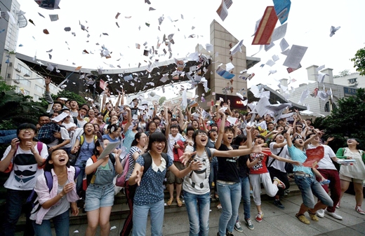 高考结束，考生欢喜不已。