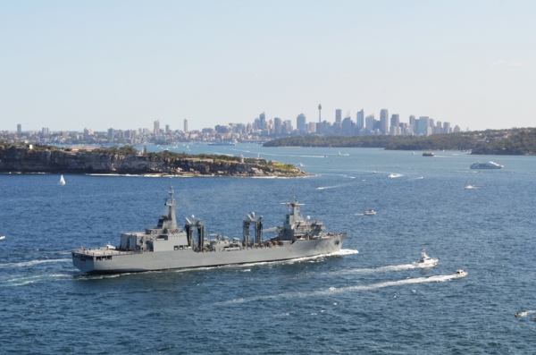 在9月领军索菲亚行动打击组织非法移民的人蛇集团时,西班牙将派出坎塔布里亚号补给舰。(Saberwyn/维基百科) 在9月领军索菲亚行动打击组织非法移民的人蛇集团时,西班牙将派出坎塔布里亚号补给舰。(Saberwyn/维基百科)