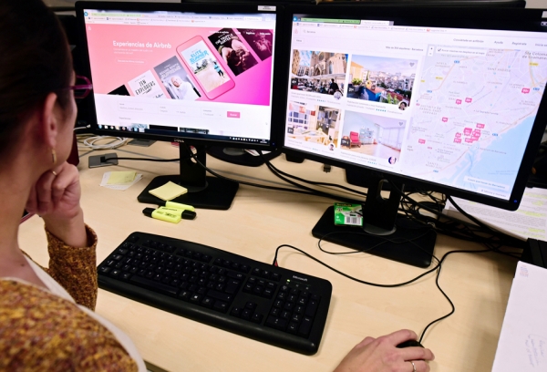 马德里一位女士登陆民宿出租网站Airbnb。(AFP/Getty Images) 马德里一位女士登陆民宿出租网站Airbnb。(AFP/Getty Images)