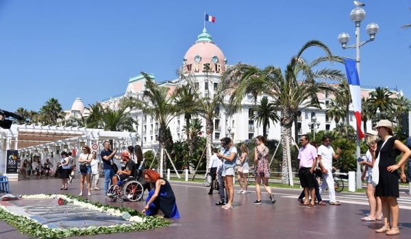 市民在尼斯的美国河岸大街留下鲜花,以纪念在去年国庆恐袭中的受害者。(AFP/Getty Images) 市民在尼斯的美国河岸大街留下鲜花,以纪念在去年国庆恐袭中的受害者。(AFP/Getty Images)