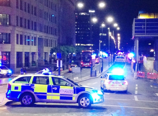 7月13日晚,英国伦敦接连发生五起歹徒朝路人泼硫酸事件。(AFP/Getty Images) 7月13日晚,英国伦敦接连发生五起歹徒朝路人泼硫酸事件。(AFP/Getty Images)