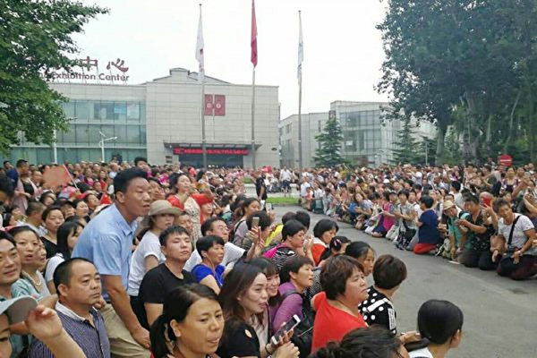 “善心汇”会员跪地请愿。(网络图片) “善心汇”会员跪地请愿。(网络图片)