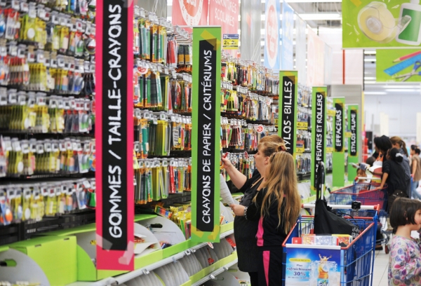开学前家长为孩子添置新学习用品。(AFP/Getty Images) 开学前家长为孩子添置新学习用品。(AFP/Getty Images)