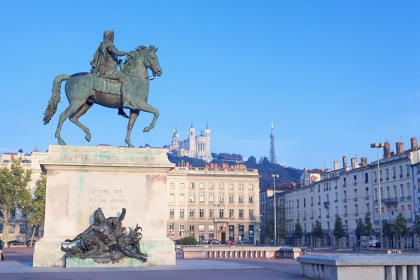 白莱果广场上路易十四雕像和富维耶圣母院遥遥相望(123RF) 白莱果广场上路易十四雕像和富维耶圣母院遥遥相望(123RF)