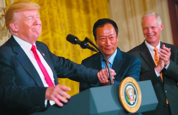 7月27日，郭台铭(中)在美国副总统彭斯、众议院议长莱恩、威斯康辛州参议员罗恩•詹森(右)及威斯康辛州州长沃克陪同下于白宫东厅开记者会，郭台铭宣布将于2020年