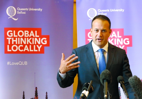 2017年8月4日,爱尔兰总理瓦德卡尔在贝尔法斯特女王大学举行的新闻发布会上发表讲话。(AFP/Getty Images) 2017年8月4日,爱尔兰总理瓦德卡尔在贝尔法斯特女王大学举行的新闻发布会上发表讲话。(AFP/Getty Images)