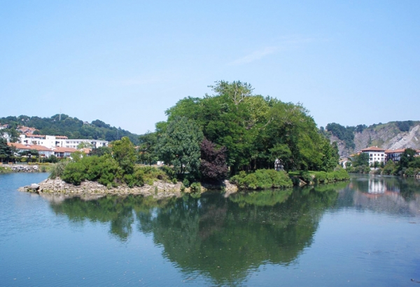 在西班牙一面的领土上望向费伦特岛（Zarateman／维基百科）