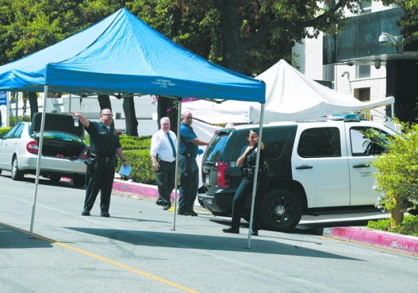 图为警察正将枪手尸体从案发现场运走。(Getty Images) 图为警察正将枪手尸体从案发现场运走。(Getty Images)