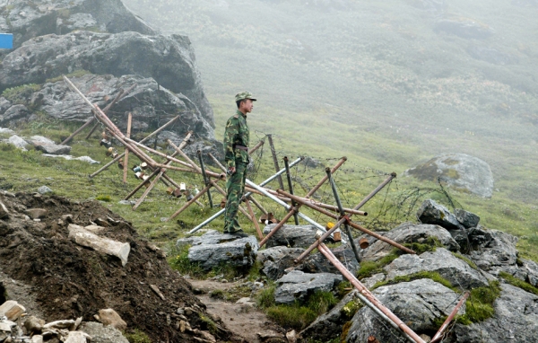 在中印边境上的一名中国士兵 (AFP/Getty Images) 在中印边境上的一名中国士兵 (AFP/Getty Images)