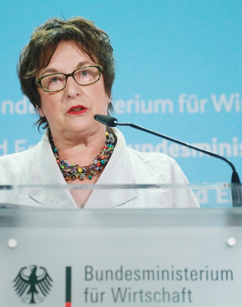 8月15日,德国经济事务和能源部长齐普里斯在柏林航空宣布申请破产保护后,举行新闻发布会。(AFP/Getty Images) 8月15日,德国经济事务和能源部长齐普里斯在柏林航空宣布申请破产保护后,举行新闻发布会。(AFP/Getty Images)