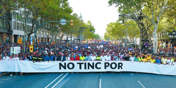 8月26日下午6点,西班牙国王及政府部门连同巴塞罗那市政议会部在巴塞罗那举行主题为“我不惧怕”(No tinc Por)的反恐大游行,多达50万民众手持标语呼喊着口号,勇敢地表达反对恐怖暴力的讯息。(AFP/Getty Images) 8月26日下午6点,西班牙国王及政府部门连同巴塞罗那市政议会部在巴塞罗那举行主题为“我不惧怕”(No tinc Por)的反恐大游行,多达50万民众手持标语呼喊