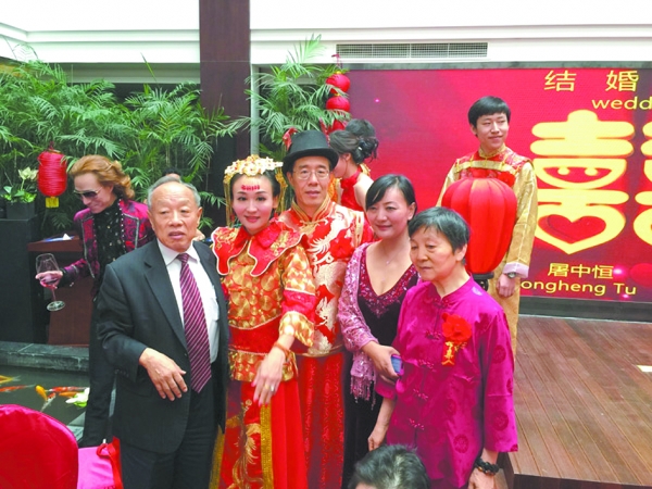 曹晴夫妇之前婚宴时的照片 曹晴夫妇之前婚宴时的照片