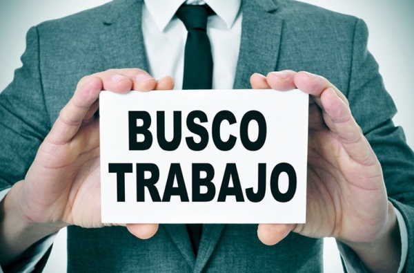 一名男子穿着西装拿着西班牙语“BUSCO TRABAJO(找工作)”招牌在找工作。(123RF) 一名男子穿着西装拿着西班牙语“BUSCO TRABAJO(找工作)”招牌在找工作。(123RF)