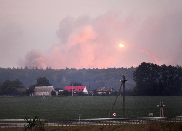 2017年9月27日乌克兰,在卡利尼夫卡附近拍摄的军事弹药库剧烈爆炸。(AFP/Getty Images) 2017年9月27日乌克兰,在卡利尼夫卡附近拍摄的军事弹药库剧烈爆炸。(AFP/Getty Images)