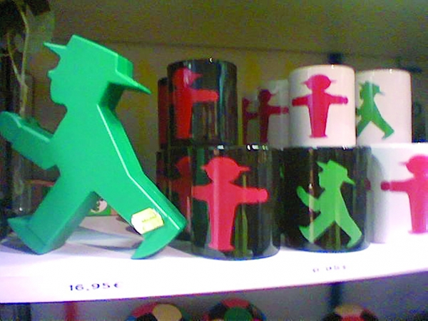 印有红绿灯小人的旅游纪念品(Rama/维基百科) 印有红绿灯小人的旅游纪念品(Rama/维基百科)