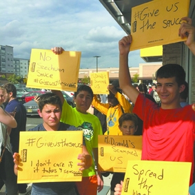 没买到四川辣酱的美国人举牌抗议。 没买到四川辣酱的美国人举牌抗议。