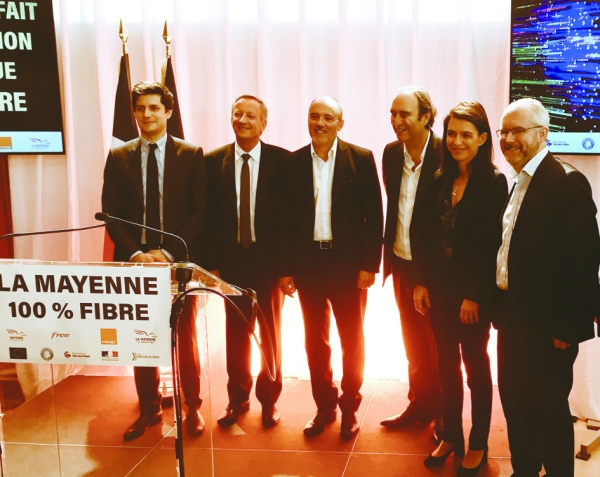 竞标会现场(图片来源:Orange总裁理查德Stéphane Richard推特截图) 竞标会现场(图片来源:Orange总裁理查德Stéphane Richard推特截图)