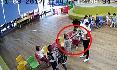 上海携程亲子园虐童事件曝光后,引发社会广泛关注。(视频截图) 上海携程亲子园虐童事件曝光后,引发社会广泛关注。(视频截图)