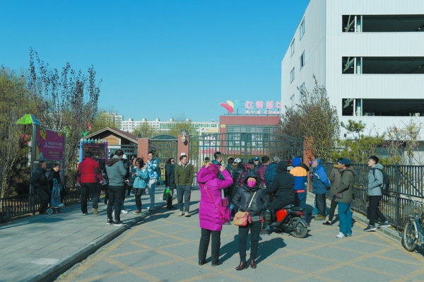 图为家长在向媒体曝光红黄蓝幼儿园虐待、猥亵孩子的真相。(Getty Images) 图为家长在向媒体曝光红黄蓝幼儿园虐待、猥亵孩子的真相。(Getty Images)