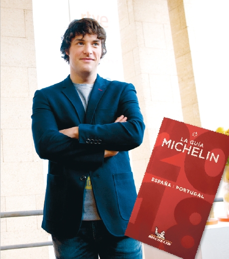 西班牙著名厨师科鲁兹(Jordi Cruz), 右下图为《米其林指南》封面。 西班牙著名厨师科鲁兹(Jordi Cruz), 右下图为《米其林指南》封面。