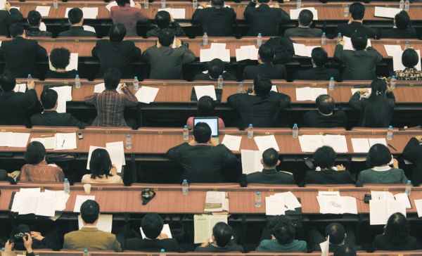 众贪挤拥的大陆政权,其实已“空心化”。人们一有风吹草动就会“跳船”。(AFP/Getty Images) 众贪挤拥的大陆政权,其实已“空心化”。人们一有风吹草动就会“跳船”。(AFP/Getty Images)