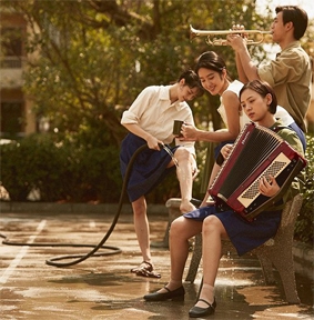 电影《芳华》的海报