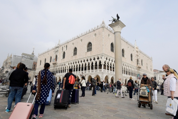 威尼斯总督宫内珠宝展3日遭窃,警铃大作时,窃贼已轻松摆脱警察,混入圣马可广场观光客中逃之夭夭。(AFP/Getty Images) 威尼斯总督宫内珠宝展3日遭窃,警铃大作时,窃贼已轻松摆脱警察,混入圣马可广场观光客中逃之夭夭。(AFP/Getty Images)