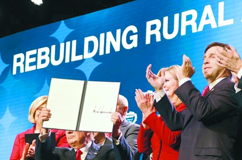 1月8日,川普总统签署行政令,要求尽快改善美国农村的互联网和交通道路等基础设施。(Getty Images) 1月8日,川普总统签署行政令,要求尽快改善美国农村的互联网和交通道路等基础设施。(Getty Images)