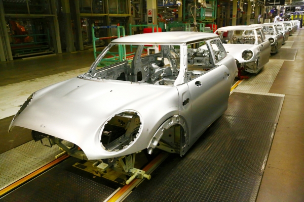 隶属于宝马集团的宝马迷你车,在英国牛津车场组装。(AFP/Getty Images) 隶属于宝马集团的宝马迷你车,在英国牛津车场组装。(AFP/Getty Images)