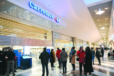 比利时家乐福大型超市中，工会代表正与路人谈话。（AFP/Getty Images）