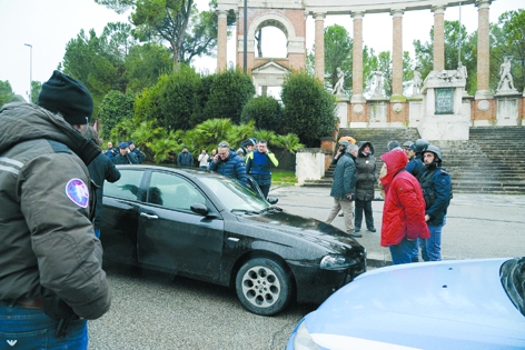 2月3日,枪击案发生后,马切拉塔警方扣押了歹徒驾驶的黑色阿尔法罗密欧。(AFP/Getty Images) 2月3日,枪击案发生后,马切拉塔警方扣押了歹徒驾驶的黑色阿尔法罗密欧。(AFP/Getty Images)