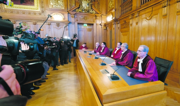 宣布为“柴油汽车禁令”开绿灯的裁决后，德国莱比锡联邦行政法院成为媒体焦点。（AFP/Getty Images）