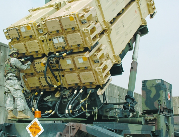 爱国者3型可装填16枚导弹于同一发射架。（U.S. Army/维基百科）