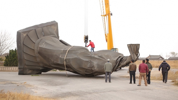 秦始皇铜像被吹倒。