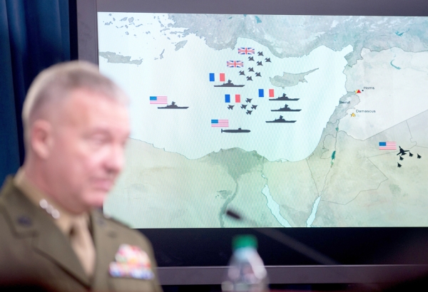 4月14日，美国国防部新闻会场屏幕显示了美、英、法对叙利亚发动攻击的示意图。(AFP/Getty Images)