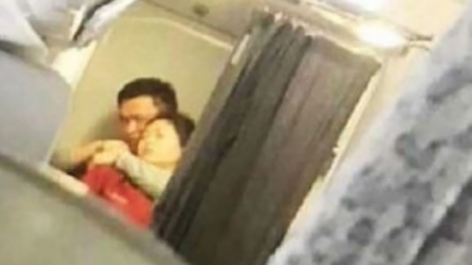 男乘客挟持人质画面曝光。