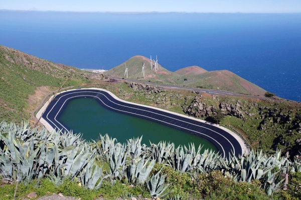 名为Gorona del Viento的水力和风力组合发电场(AFP/Getty Images) 名为Gorona del Viento的水力和风力组合发电场(AFP/Getty Images)