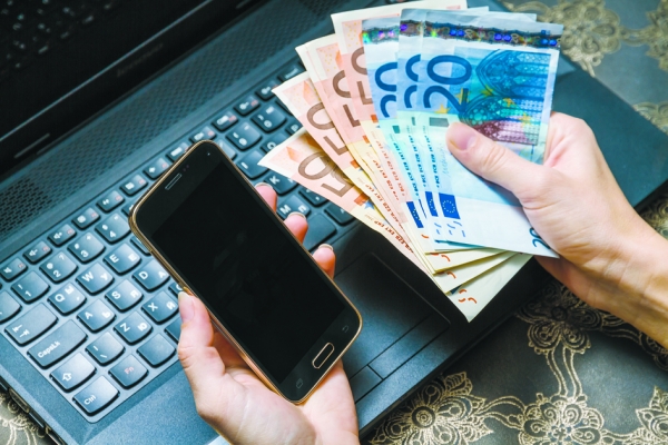 手机号码转账代替现金和支票。(123RF)