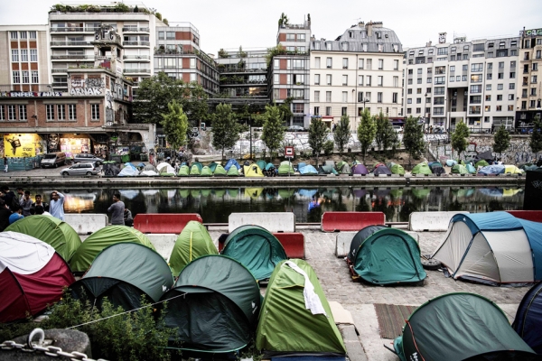 塞纳河边的难民(AFP/Getty Images) 塞纳河边的难民(AFP/Getty Images)