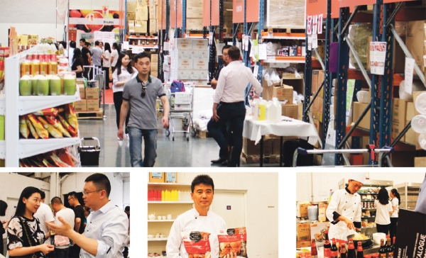 大图:CHR Cash中日韩泰大批发开放日当天活动现场;下左图:利鑫国际总裁徐轶先生向顾客介绍日本和牛;下中图:日本NH Foods英国公司总经理村上贵志先生展示新产品;下右图:王晓馗厨师使用李锦记酱料现场烹饪。(摄影:林莲怡、林鹿) 大图:CHR Cash中日韩泰大批发开放日当天活动现场;下左图:利鑫国际总裁徐轶先生向顾客介绍日本和牛;下中图:日本NH Foods英国公司总经理村上贵志先生展