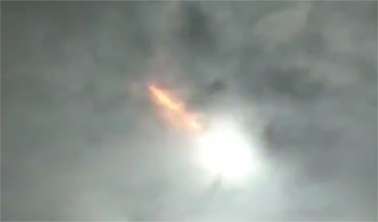 流星划过夜空（视频截图） 