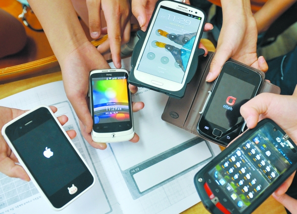 法国拟禁止中小学生在校使用移动设备。(AFP/Getty Images) 法国拟禁止中小学生在校使用移动设备。(AFP/Getty Images)