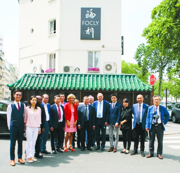法兰西岛大区议会主席佩克莱斯在见面会后与部分亚裔精英合影。(摄影/云雾茶) 法兰西岛大区议会主席佩克莱斯在见面会后与部分亚裔精英合影。(摄影/云雾茶)