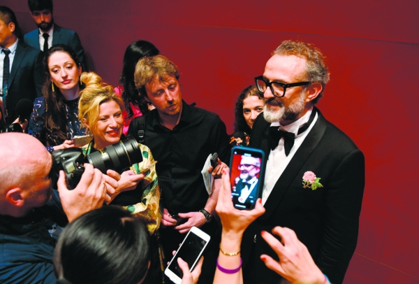 厨师博图拉在餐厅获奖后与新闻界进行了会谈。(AFP/Getty Images) 厨师博图拉在餐厅获奖后与新闻界进行了会谈。(AFP/Getty Images)