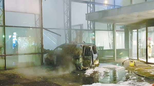 《电讯报》总部大楼被小货车冲撞后的现场照片(来自阿姆斯特丹新闻广播台AT5的推特) 《电讯报》总部大楼被小货车冲撞后的现场照片(来自阿姆斯特丹新闻广播台AT5的推特)