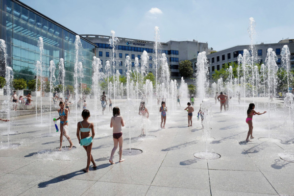 夏日儿童在位于巴黎15区的André-Citroën公园戏水。(AFP/Getty Images) 夏日儿童在位于巴黎15区的André-Citroën公园戏水。(AFP/Getty Images)
