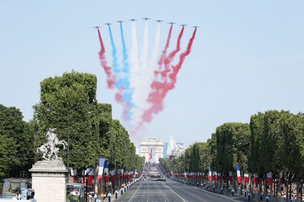 国庆当日，在飞行表演中，一架飞机错误地喷出了红烟。（AFP/Getty Images）